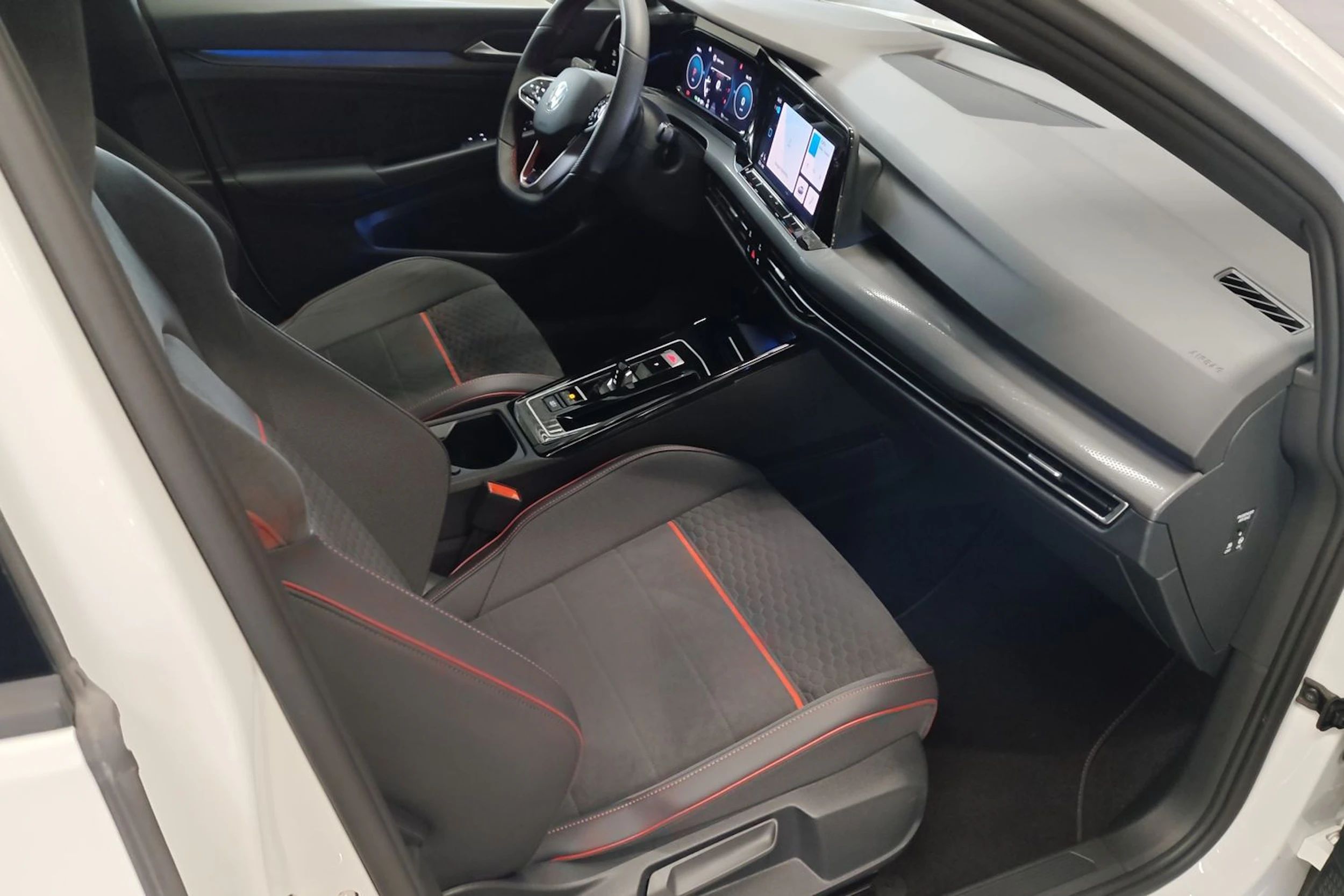 valkoinen Volkswagen Golf 2024 kuva 12.