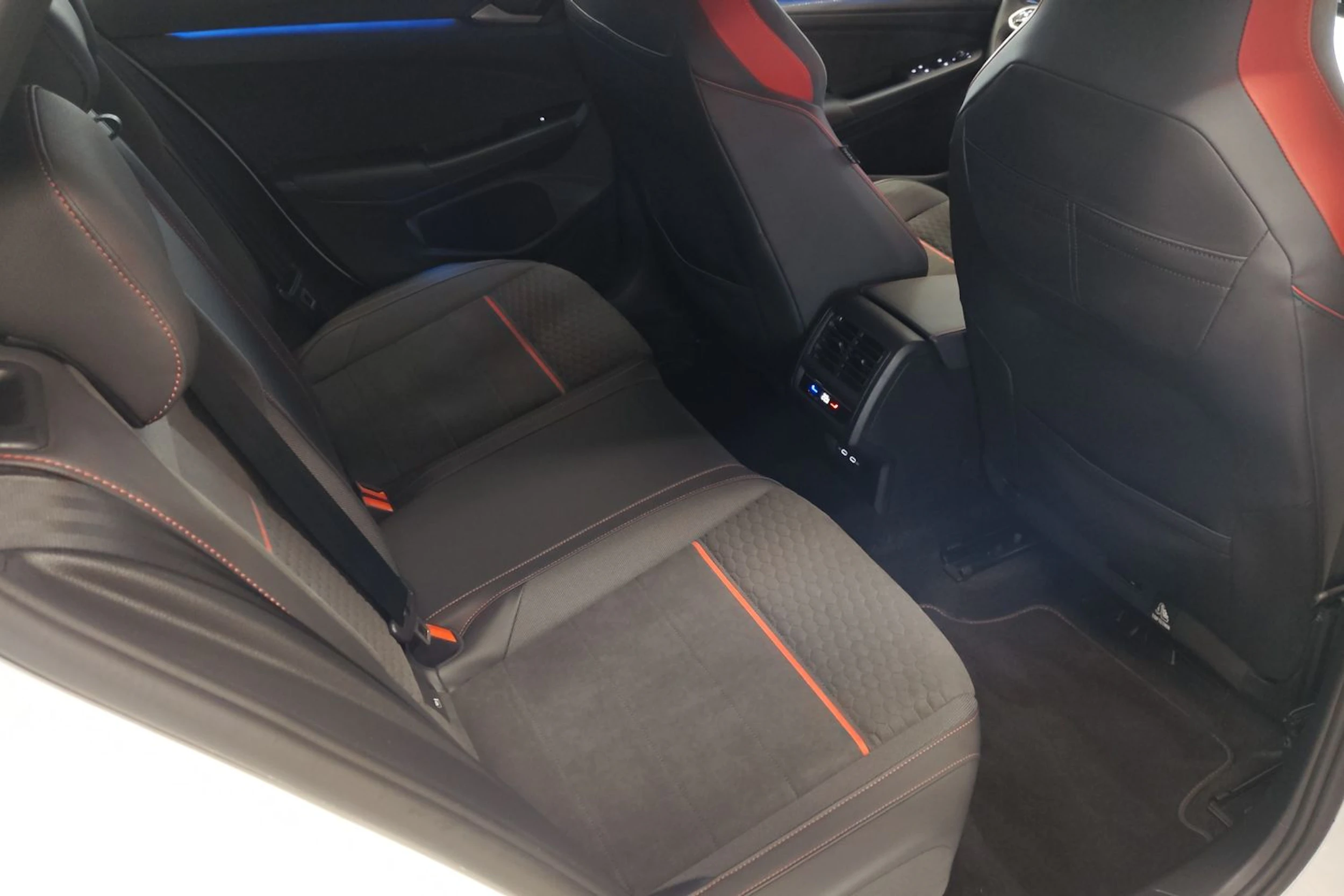 valkoinen Volkswagen Golf 2024 kuva 13.