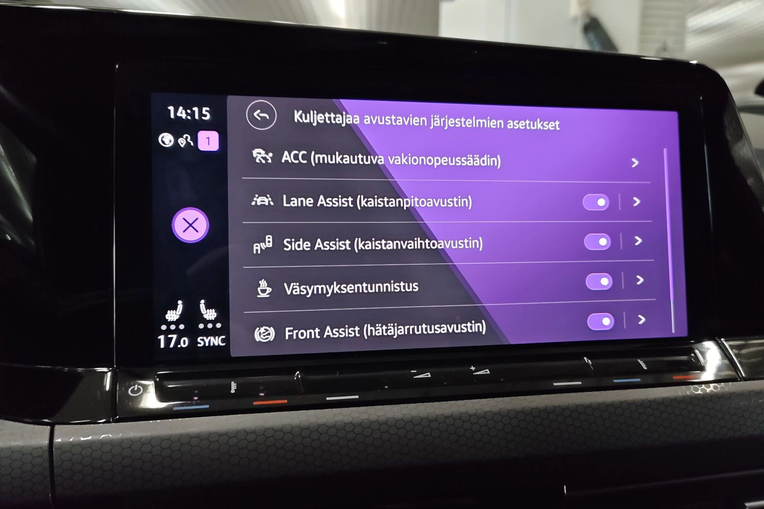 valkoinen Volkswagen Golf 2024 kuva 17.
