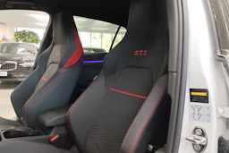valkoinen Volkswagen Golf 2024 kuva 22.
