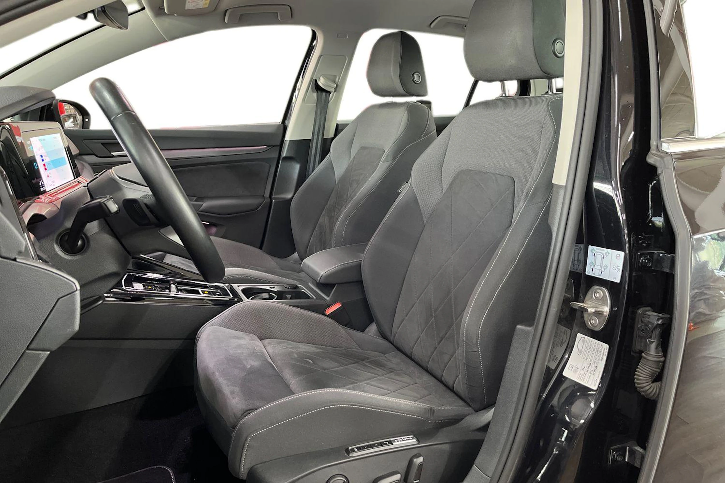 musta Volkswagen GOLF 2024 kuva 8.