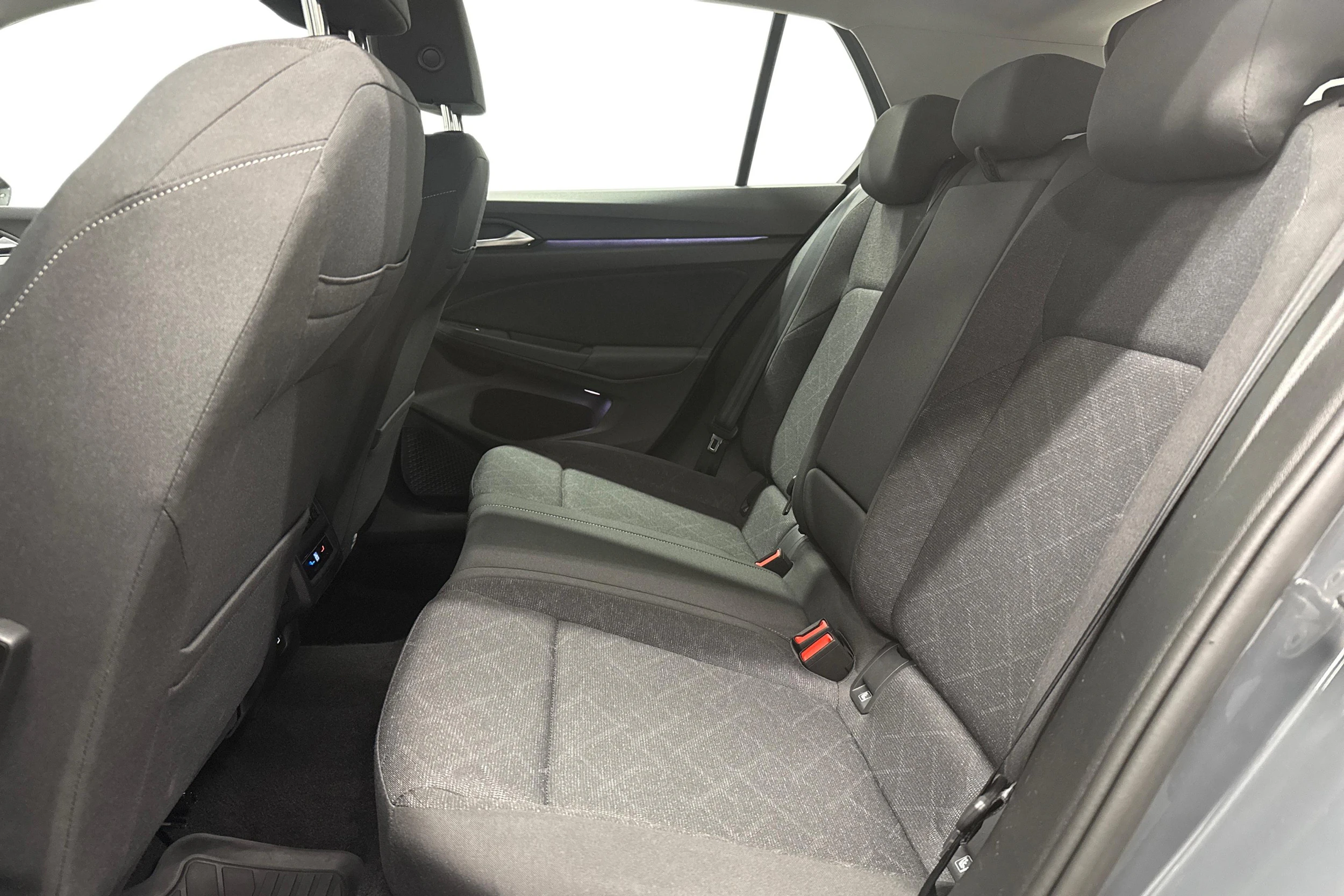harmaa Volkswagen Golf 2024 kuva 11.