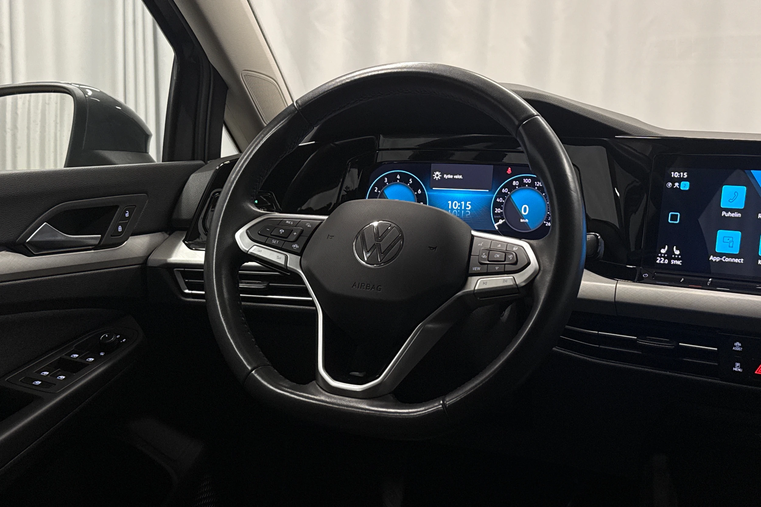 harmaa Volkswagen Golf 2024 kuva 15.