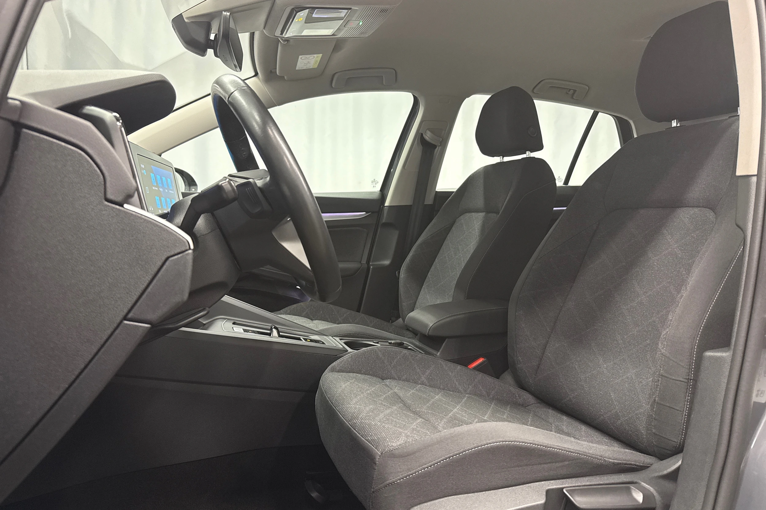 harmaa Volkswagen Golf 2024 kuva 24.