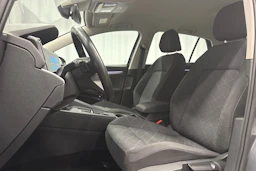 harmaa Volkswagen Golf 2024 kuva 24.
