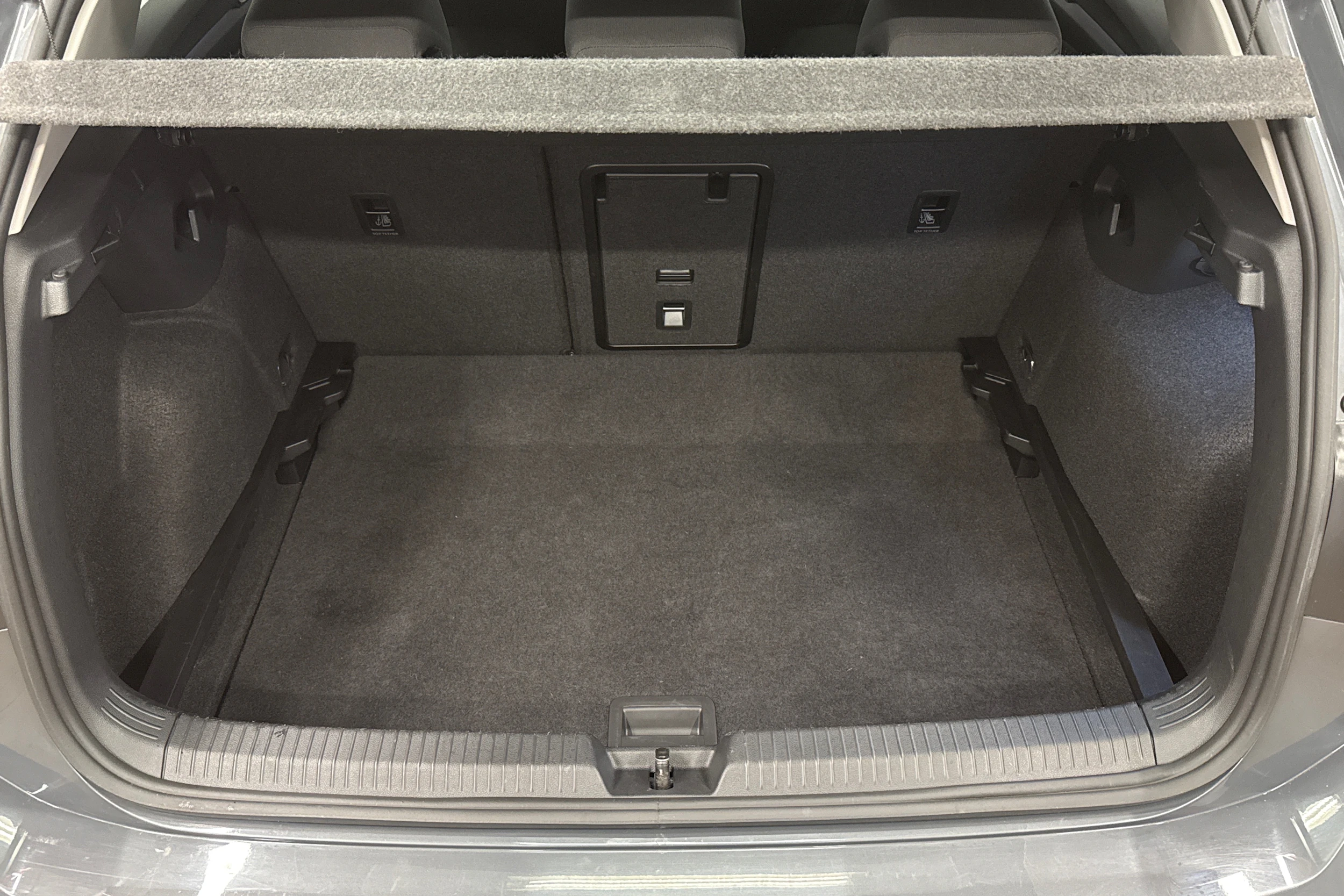 harmaa Volkswagen Golf 2024 kuva 25.