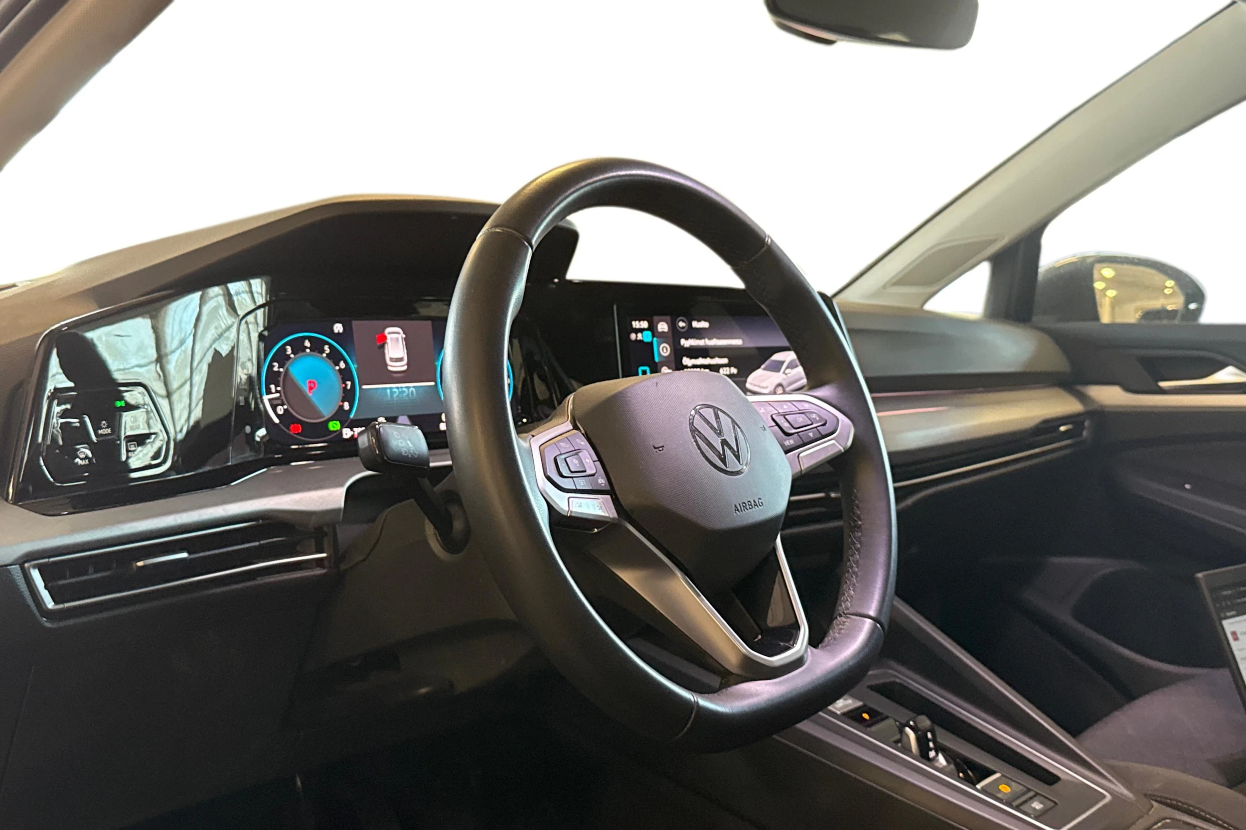 harmaa Volkswagen Golf 2024 kuva 3.