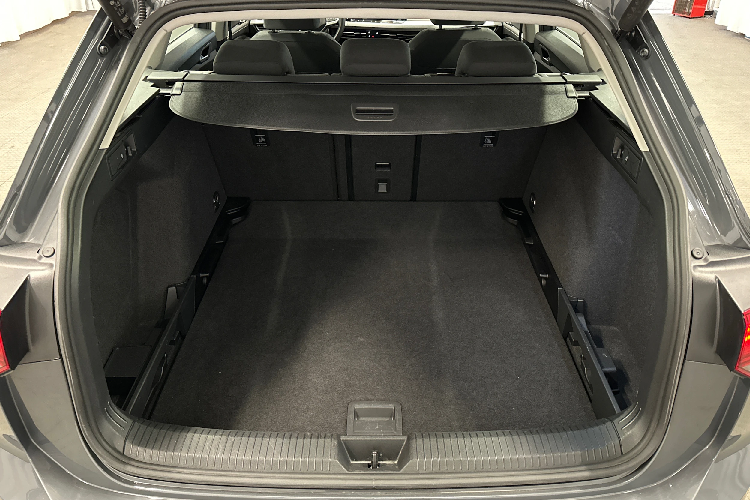 harmaa Volkswagen Golf 2024 kuva 15.