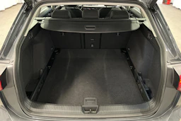 harmaa Volkswagen Golf 2024 kuva 15.