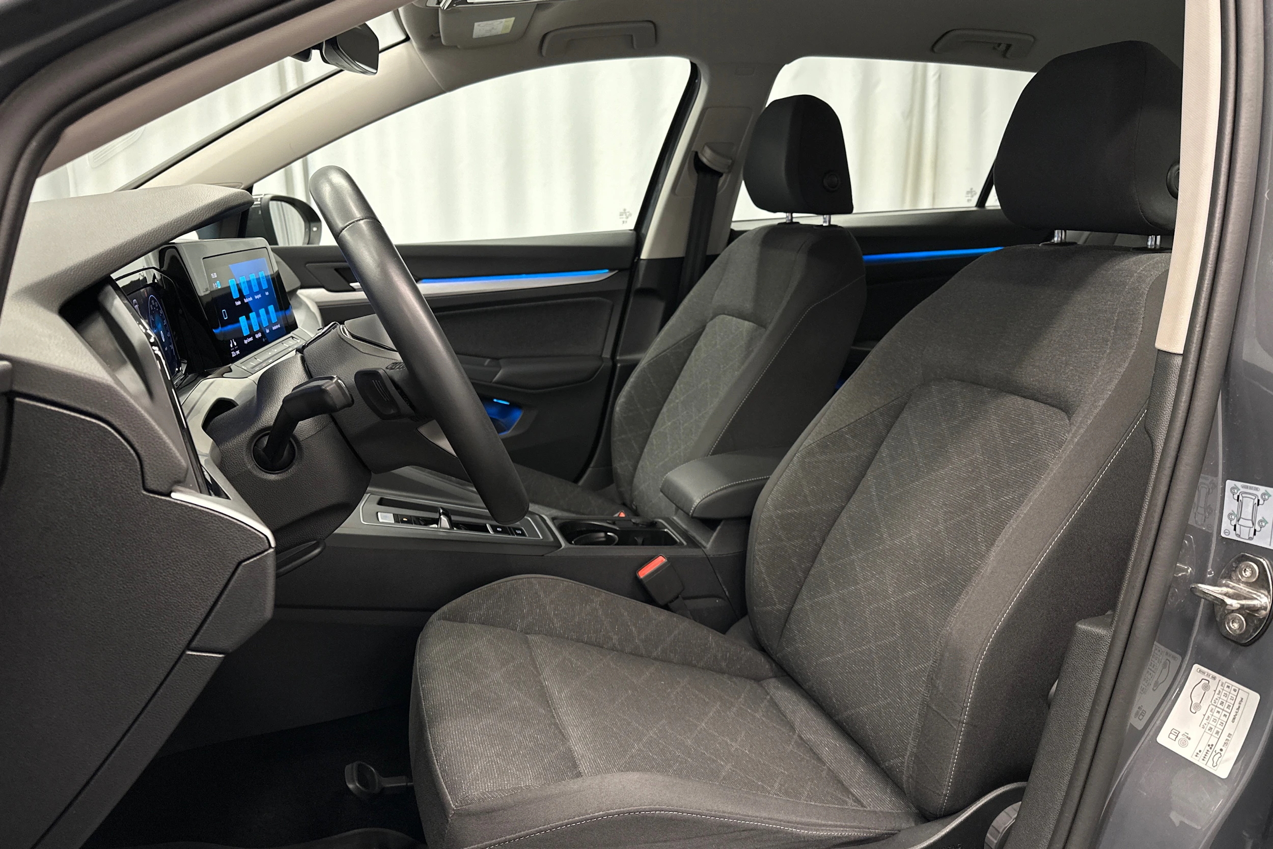 harmaa Volkswagen Golf 2024 kuva 18.