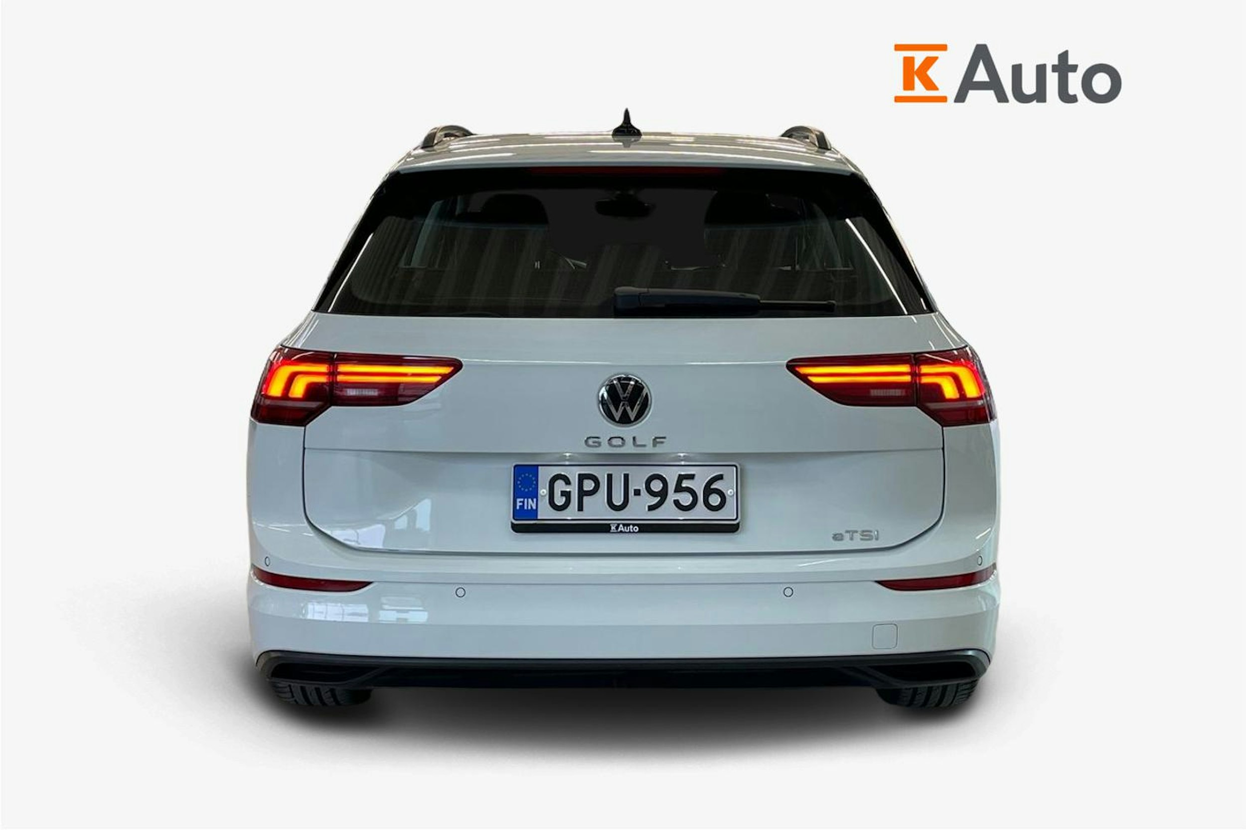 valkoinen Volkswagen Golf 2024 kuva 3.