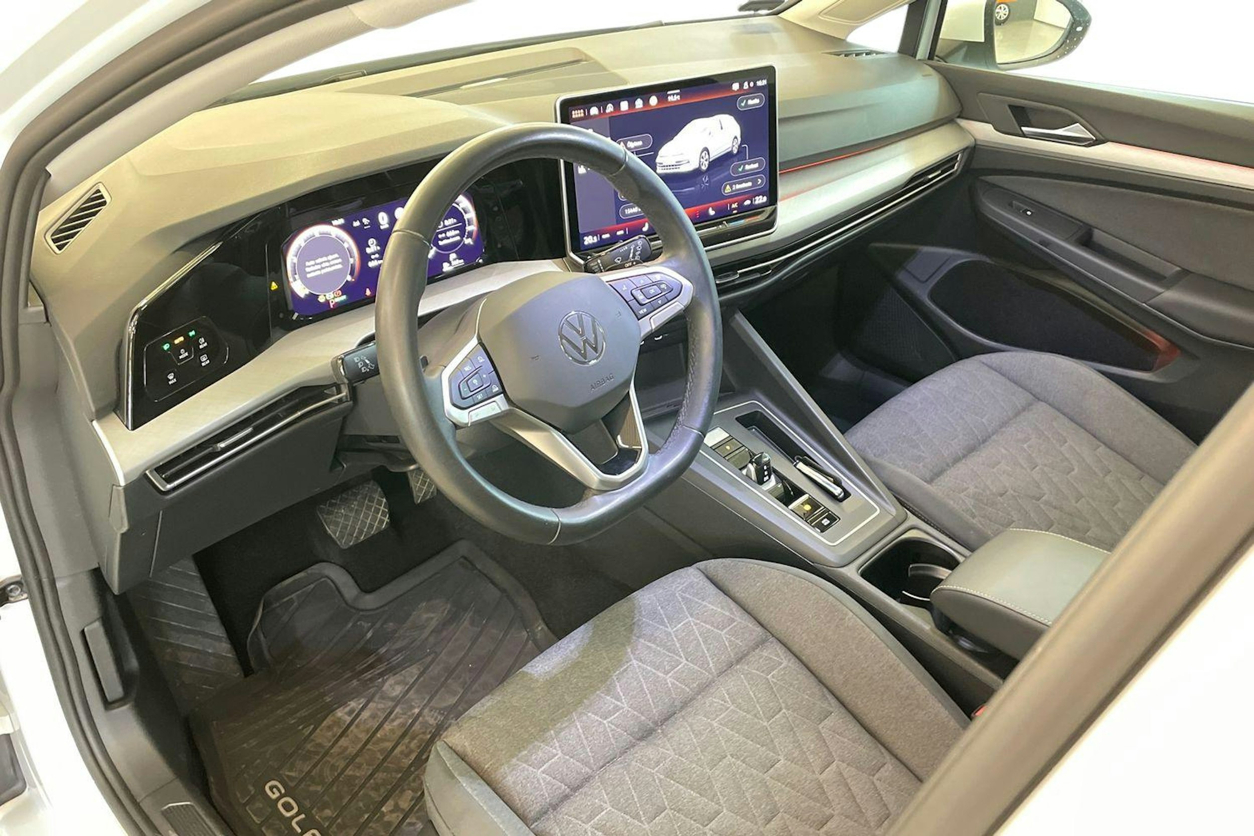 valkoinen Volkswagen Golf 2024 kuva 7.