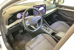 valkoinen Volkswagen Golf 2024 kuva 7.