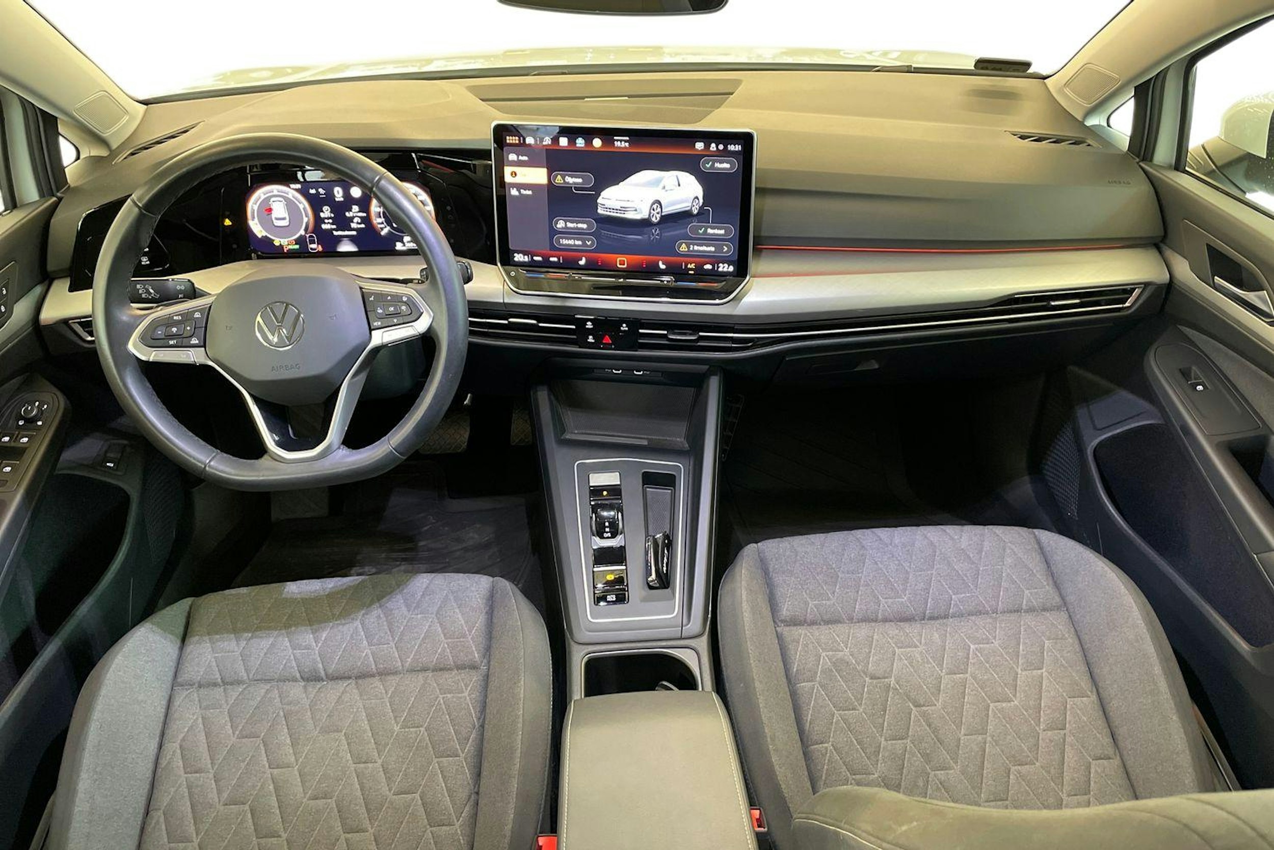 valkoinen Volkswagen Golf 2024 kuva 9.