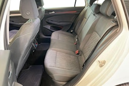 valkoinen Volkswagen Golf 2024 kuva 10.