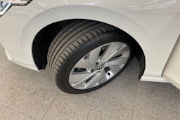 valkoinen Volkswagen Golf 2024 kuva 13.