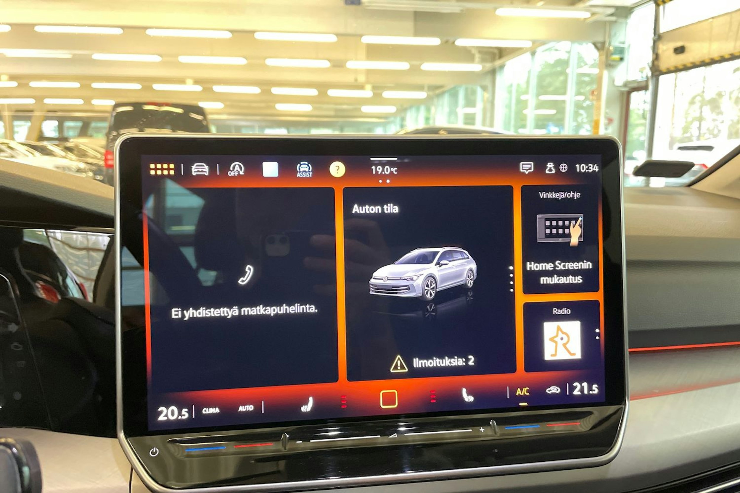 valkoinen Volkswagen Golf 2024 kuva 16.