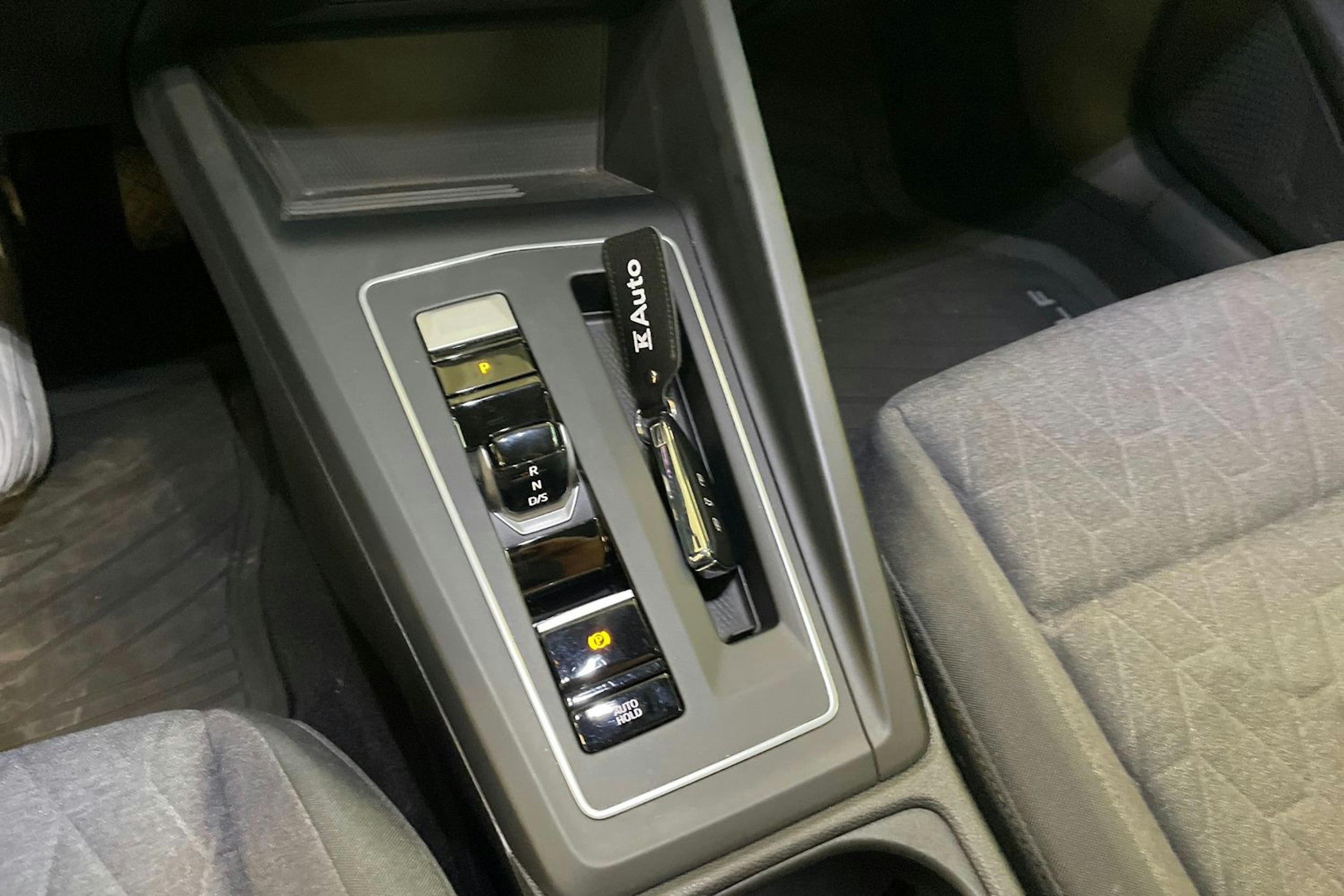 valkoinen Volkswagen Golf 2024 kuva 18.