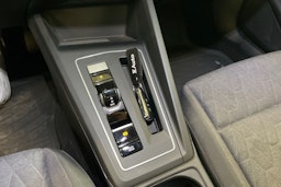 valkoinen Volkswagen Golf 2024 kuva 18.