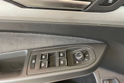valkoinen Volkswagen Golf 2024 kuva 19.