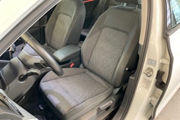 valkoinen Volkswagen Golf 2024 kuva 20.