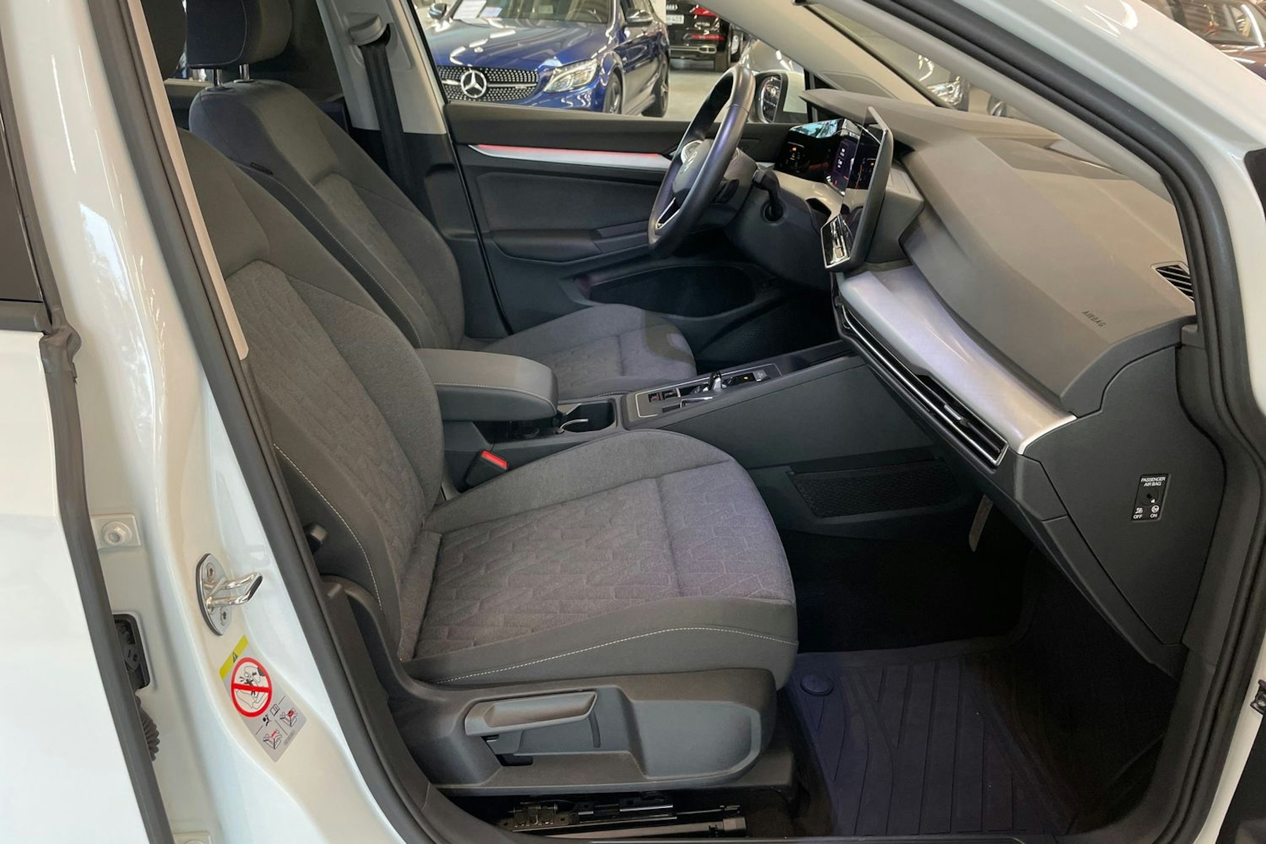 valkoinen Volkswagen Golf 2024 kuva 21.