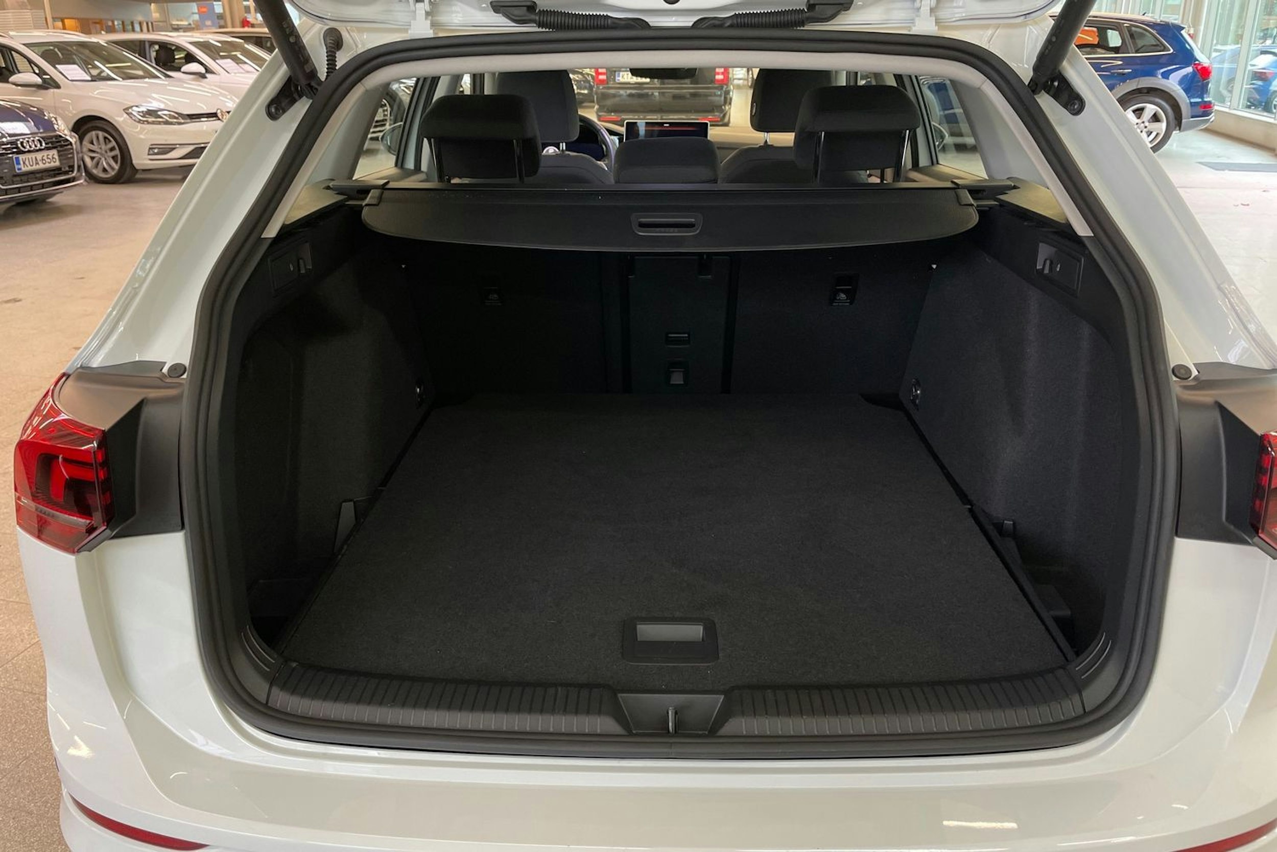 valkoinen Volkswagen Golf 2024 kuva 22.