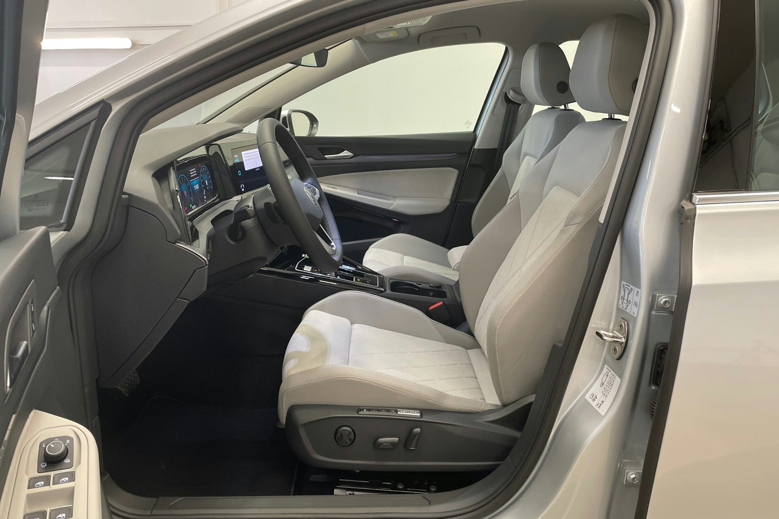 hopea Volkswagen Golf 2024 kuva 7.