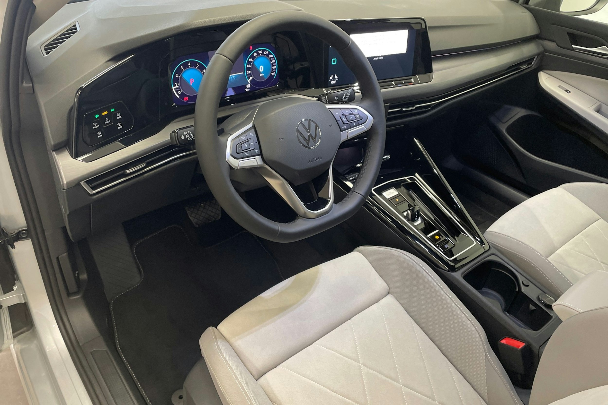 hopea Volkswagen Golf 2024 kuva 8.