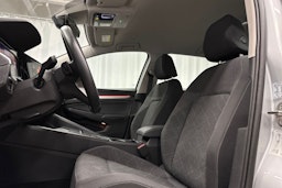 harmaa Volkswagen Golf 2024 kuva 15.