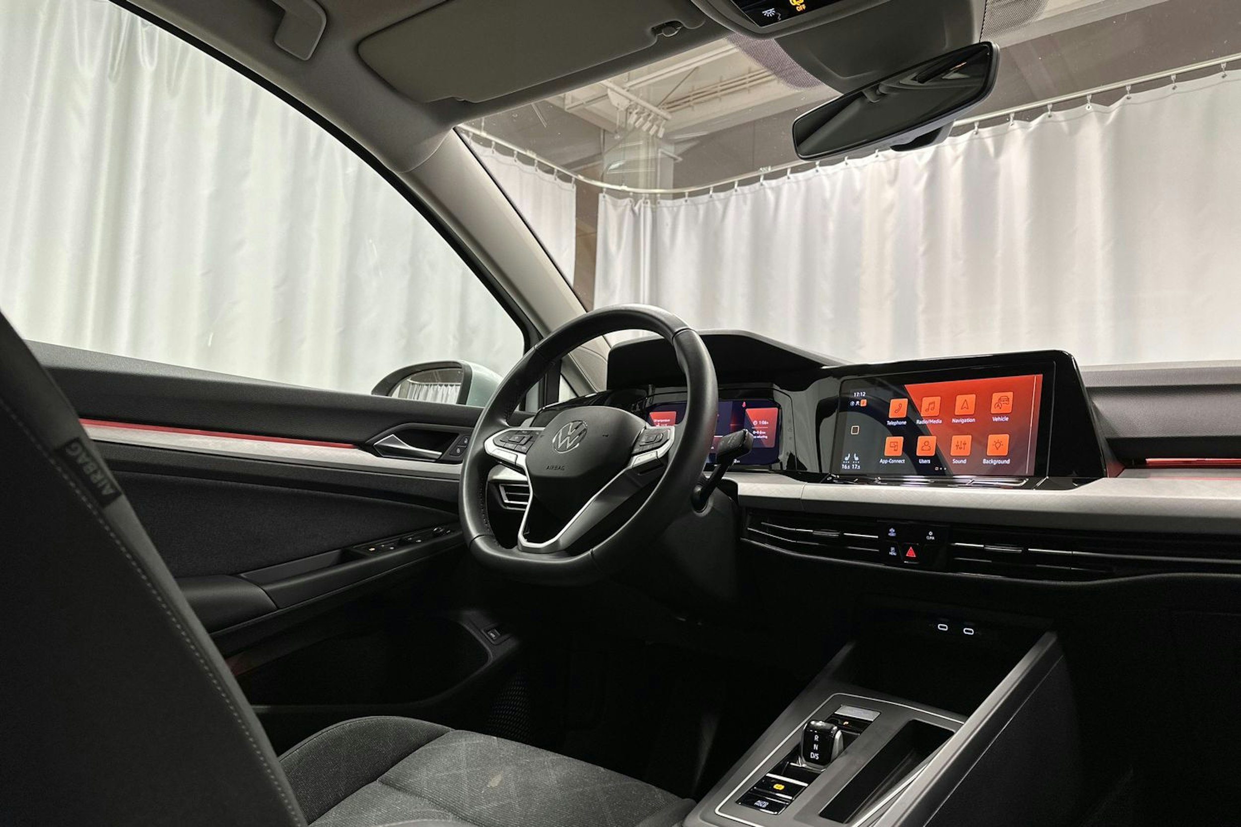 harmaa Volkswagen Golf 2024 kuva 16.