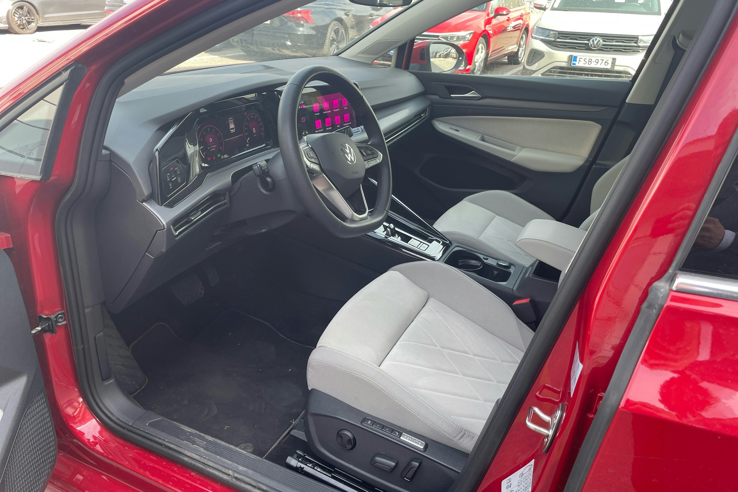 punainen Volkswagen Golf 2024 kuva 6.