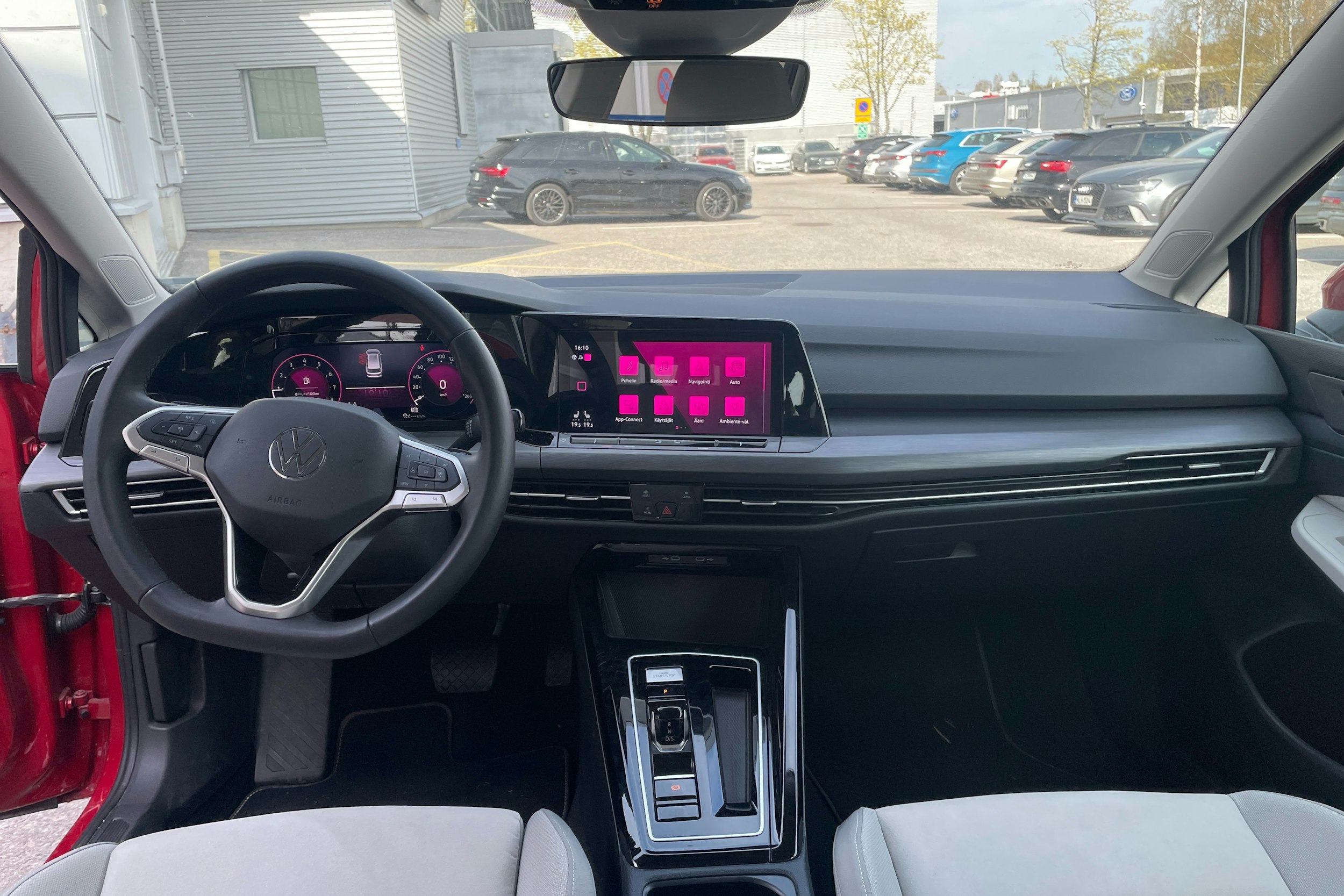 punainen Volkswagen Golf 2024 kuva 7.