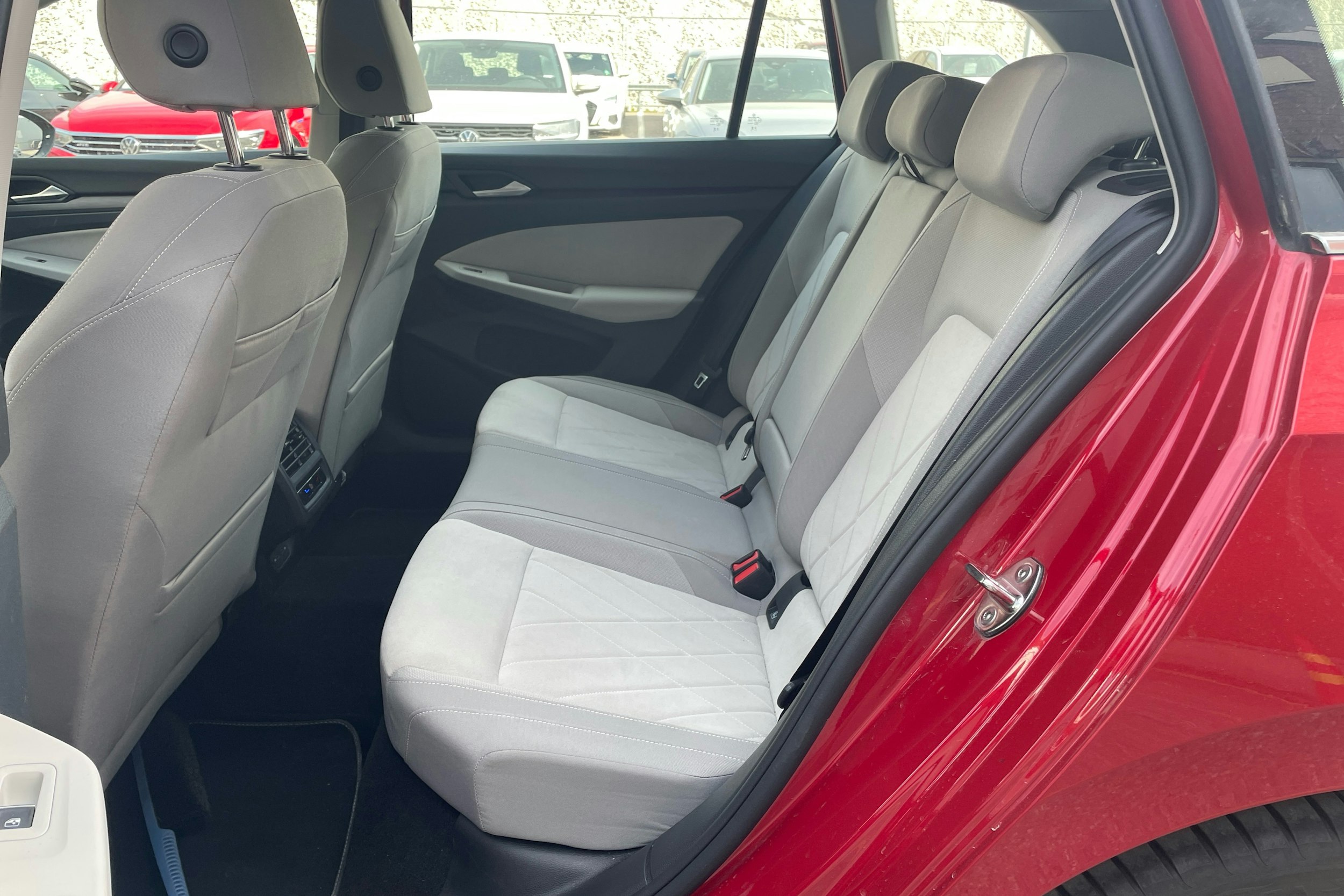 punainen Volkswagen Golf 2024 kuva 8.
