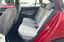 punainen Volkswagen Golf 2024 kuva 8.