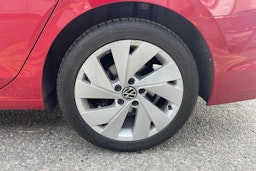 punainen Volkswagen Golf 2024 kuva 10.