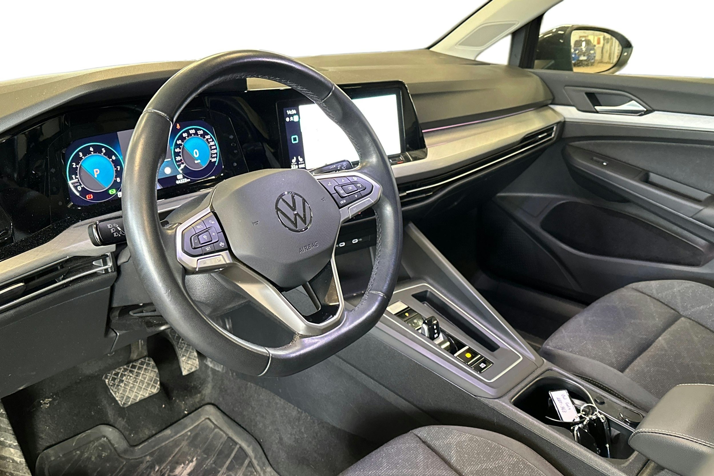 harmaa Volkswagen Golf 2024 kuva 3.