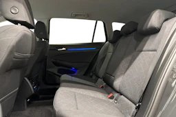 harmaa Volkswagen Golf 2024 kuva 8.