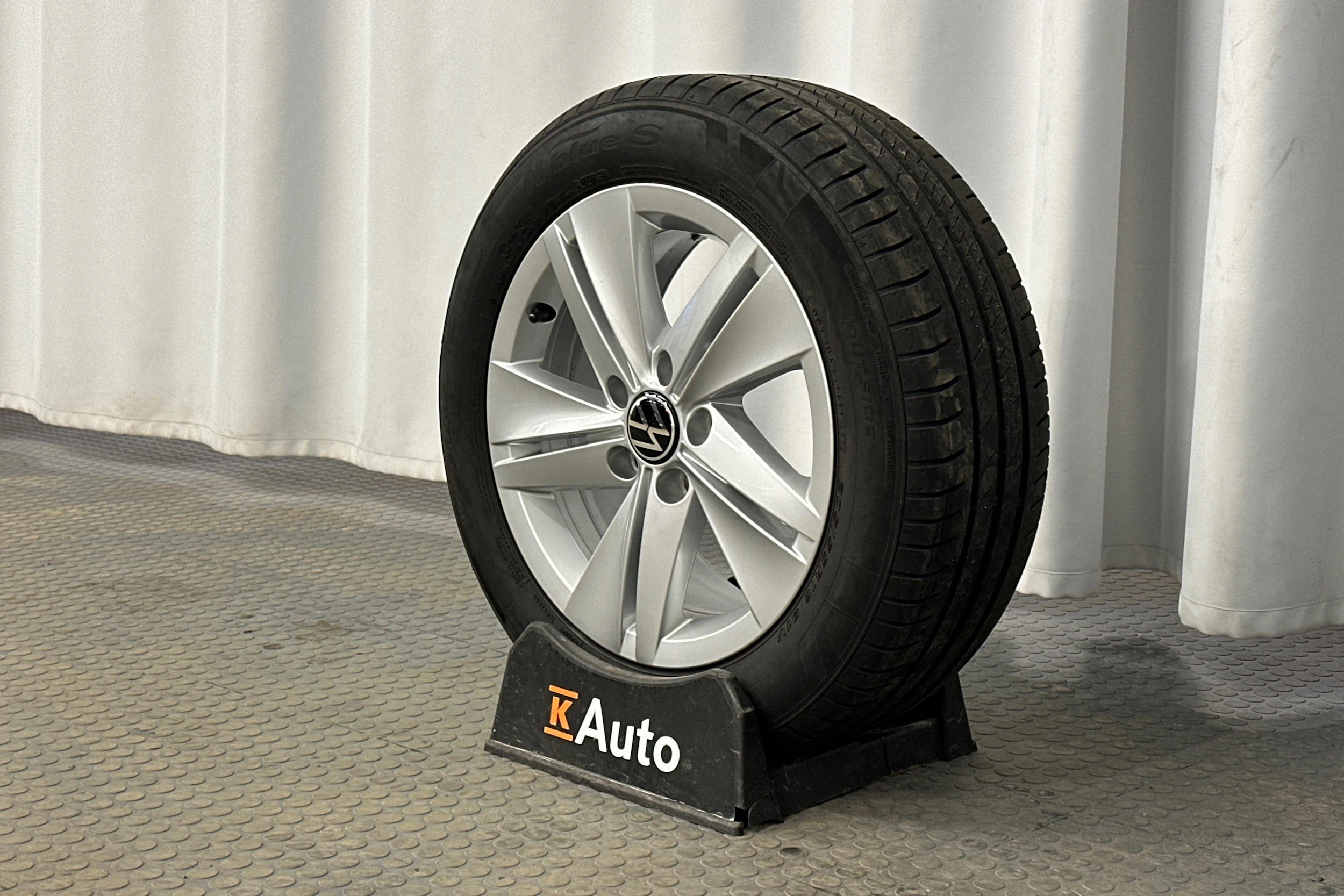 harmaa Volkswagen Golf 2024 kuva 10.