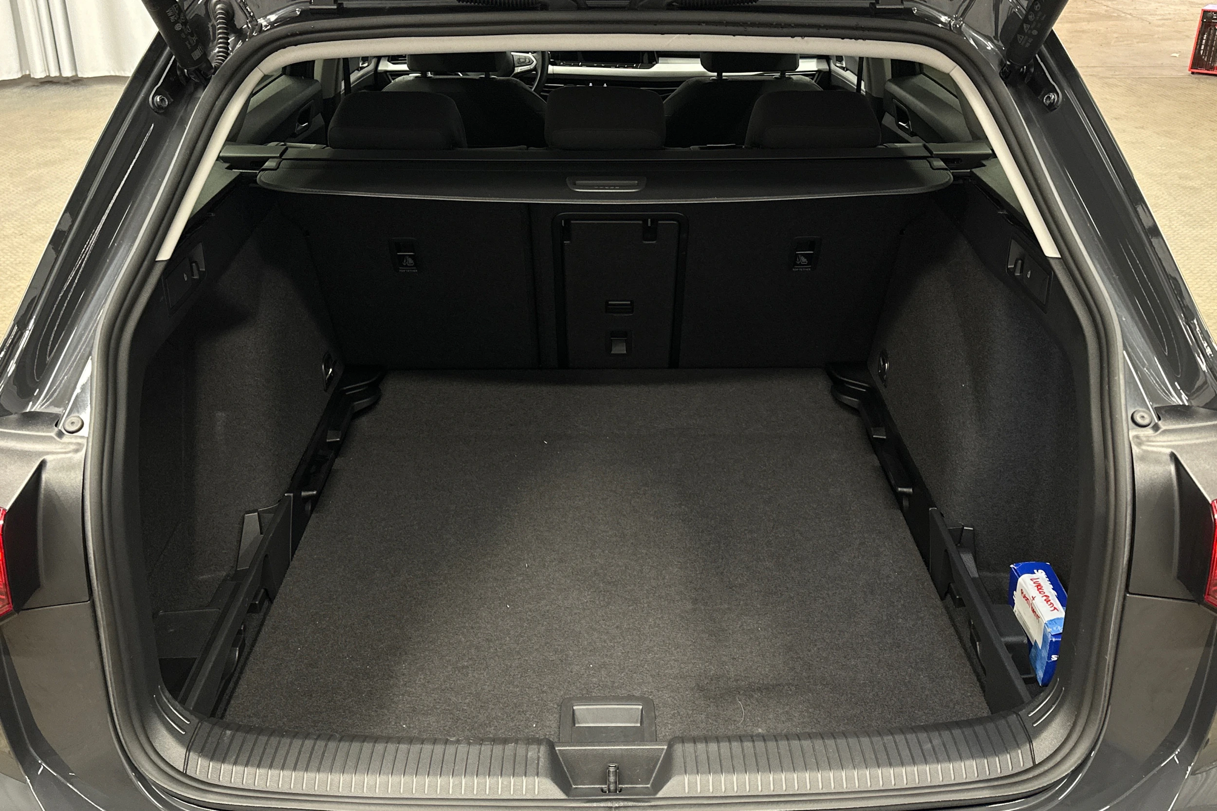 harmaa Volkswagen Golf 2024 kuva 11.