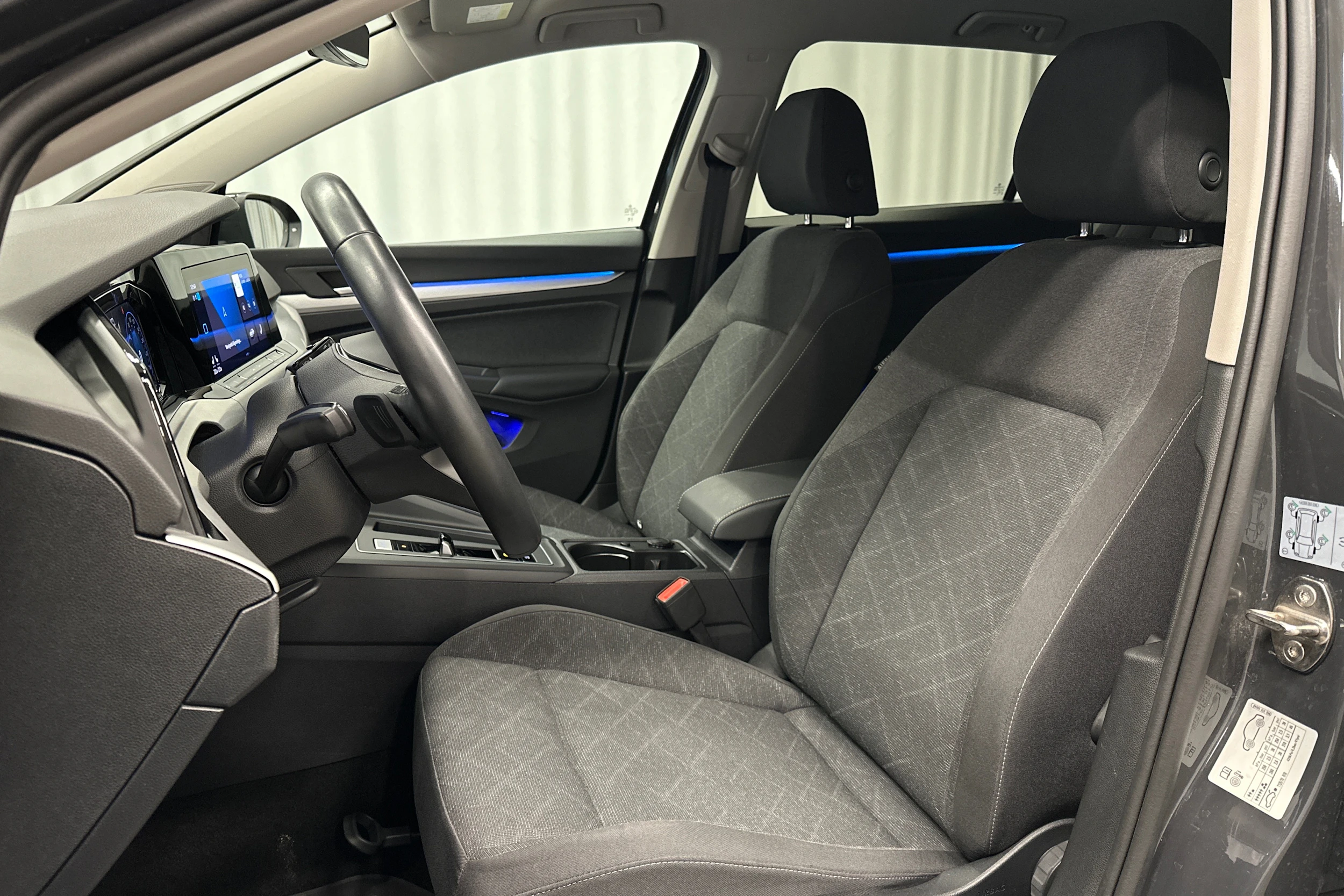 harmaa Volkswagen Golf 2024 kuva 14.