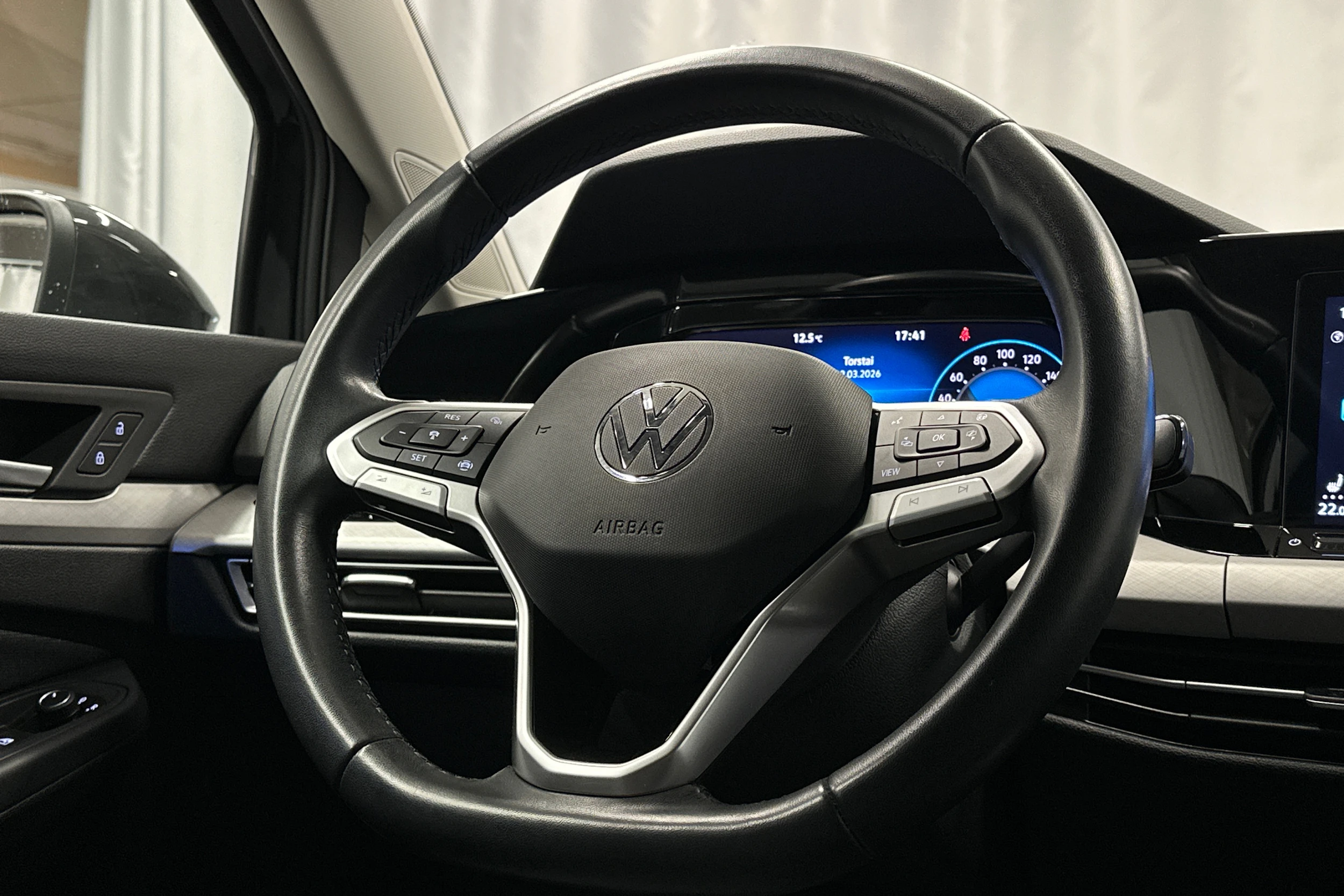 harmaa Volkswagen Golf 2024 kuva 15.