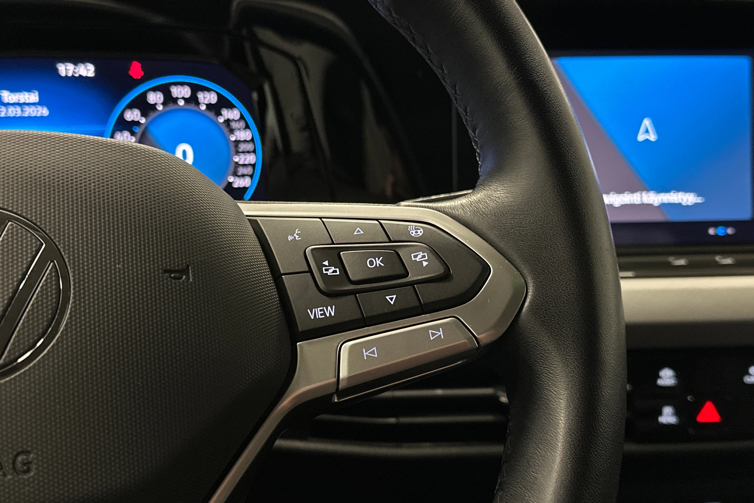 harmaa Volkswagen Golf 2024 kuva 17.