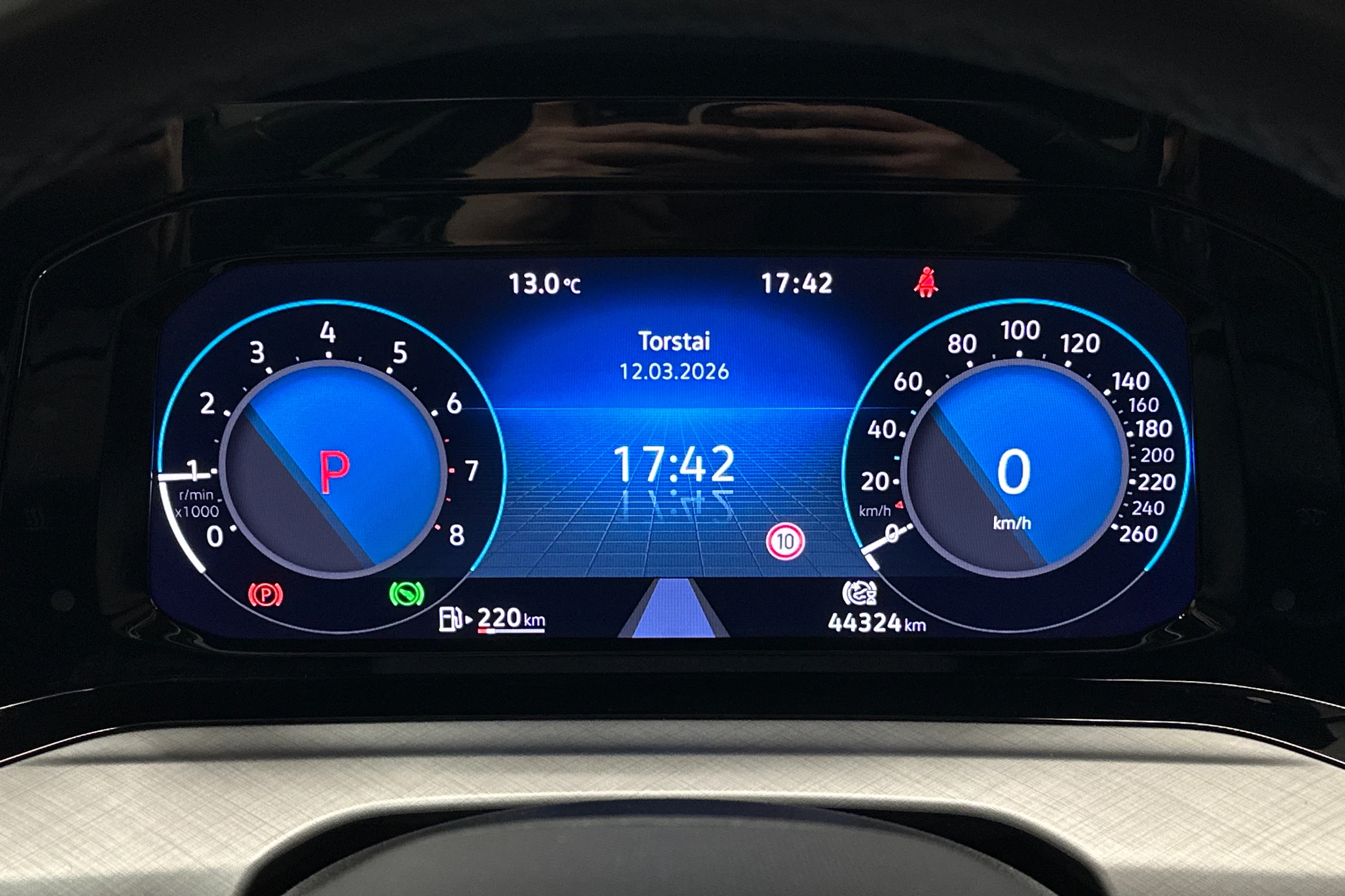 harmaa Volkswagen Golf 2024 kuva 18.