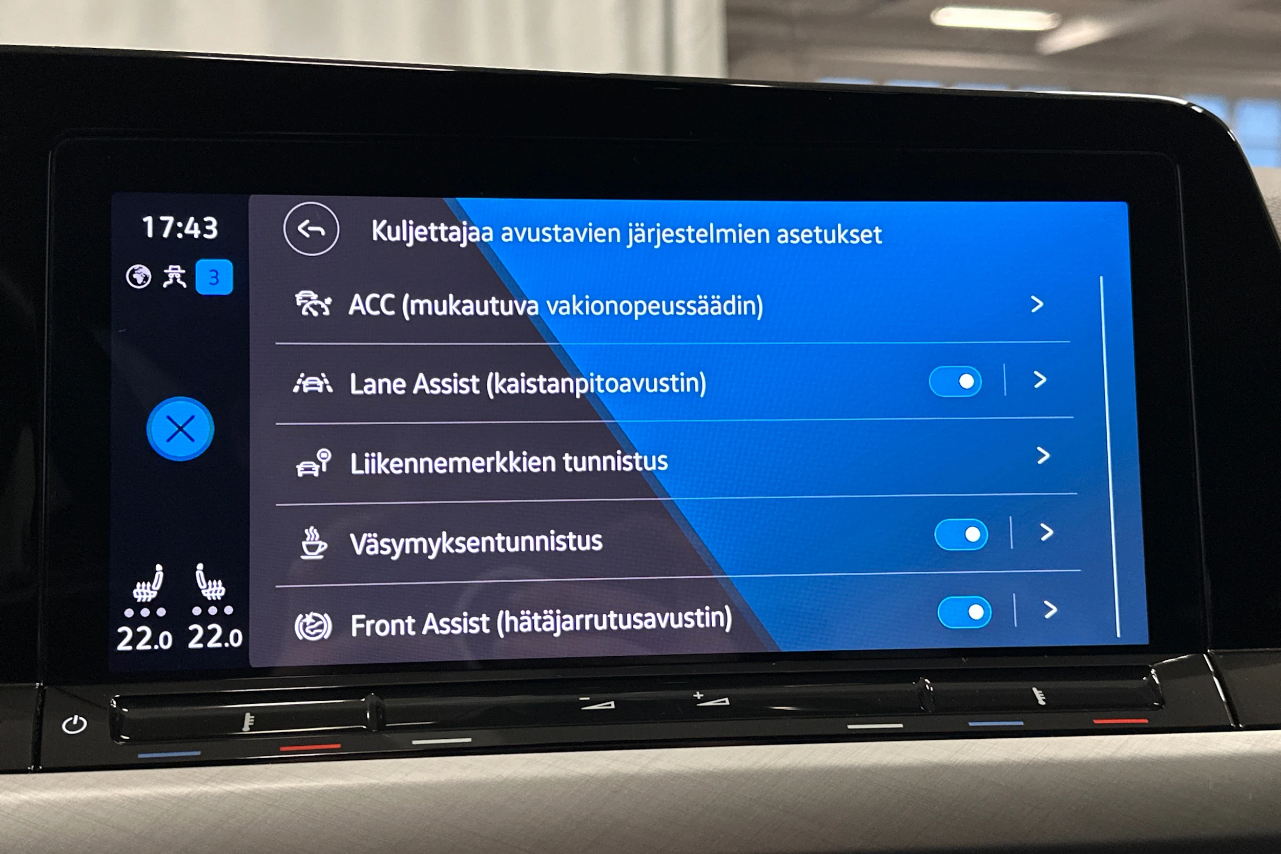 harmaa Volkswagen Golf 2024 kuva 21.