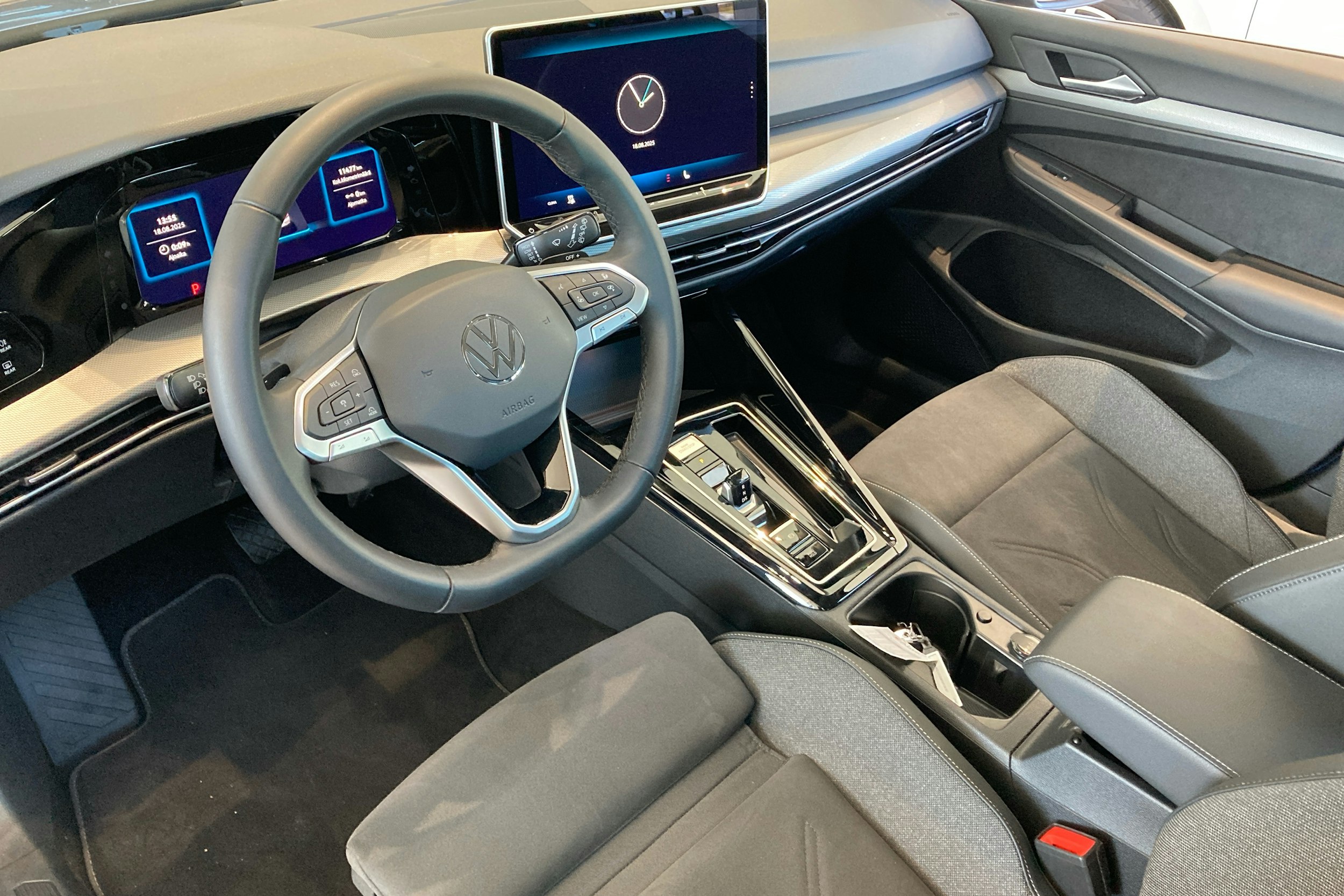 sininen Volkswagen Golf 2024 kuva 6.