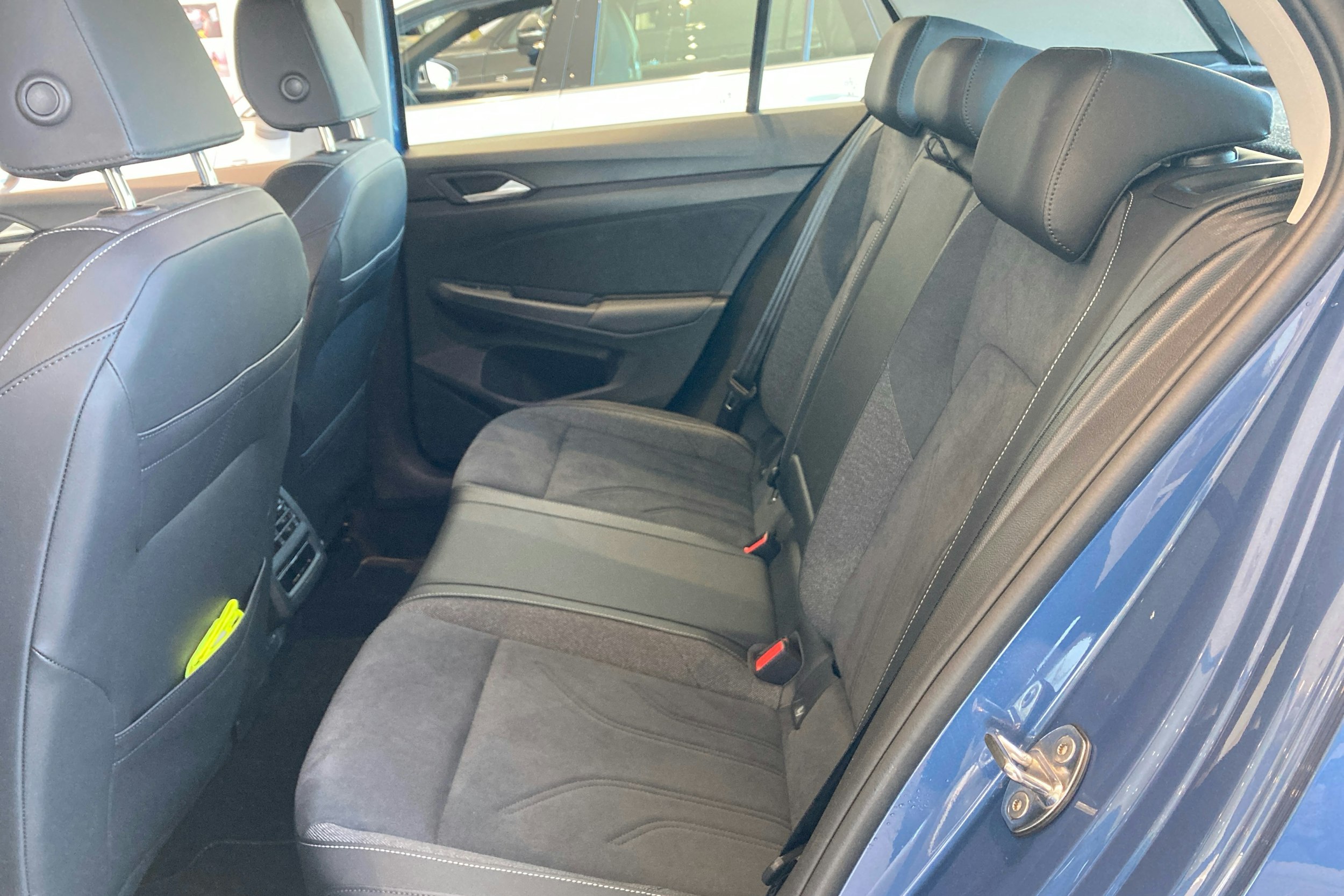 sininen Volkswagen Golf 2024 kuva 8.