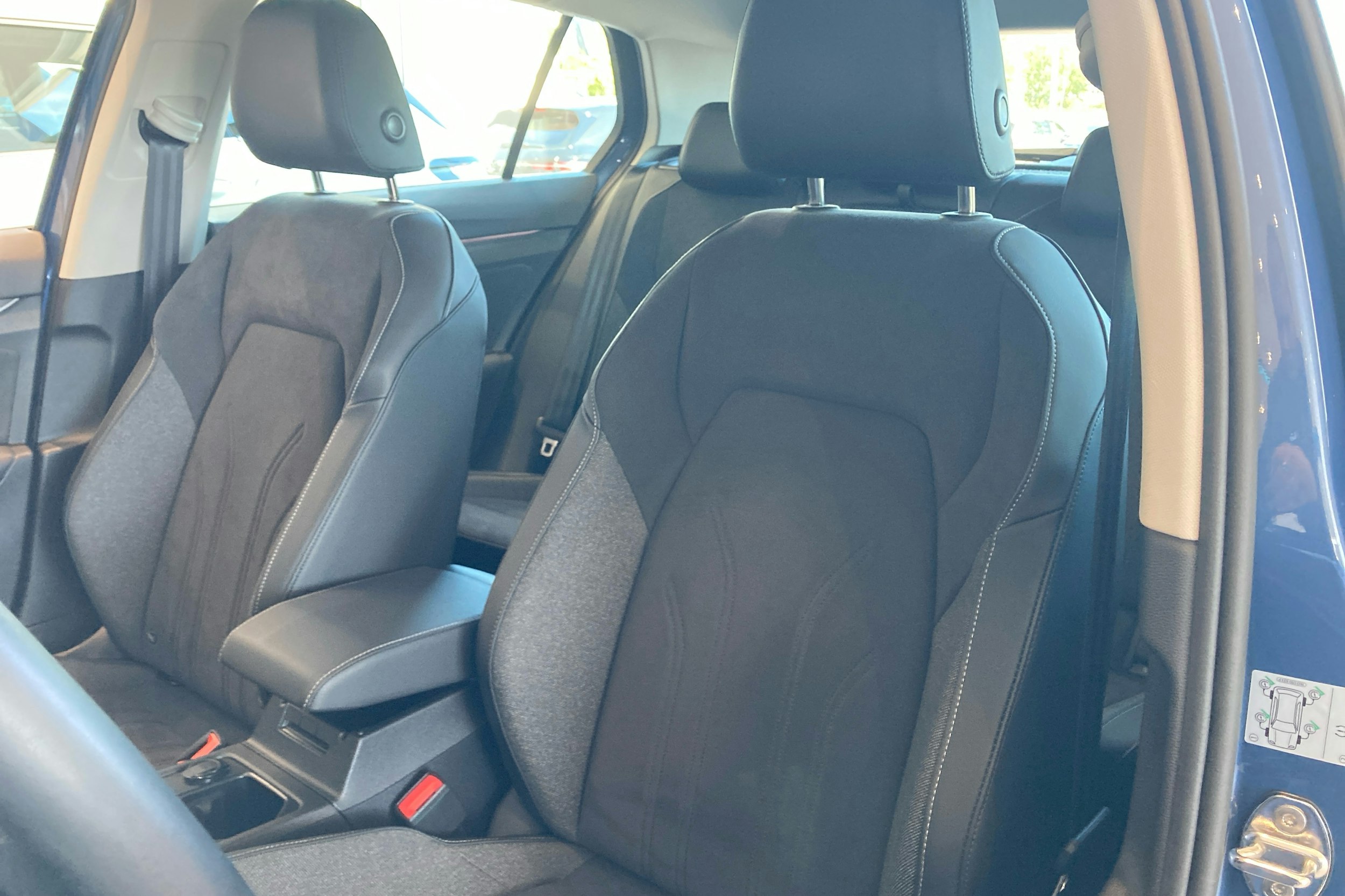 sininen Volkswagen Golf 2024 kuva 11.