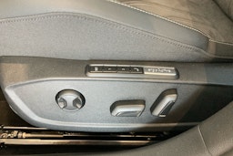 sininen Volkswagen Golf 2024 kuva 12.
