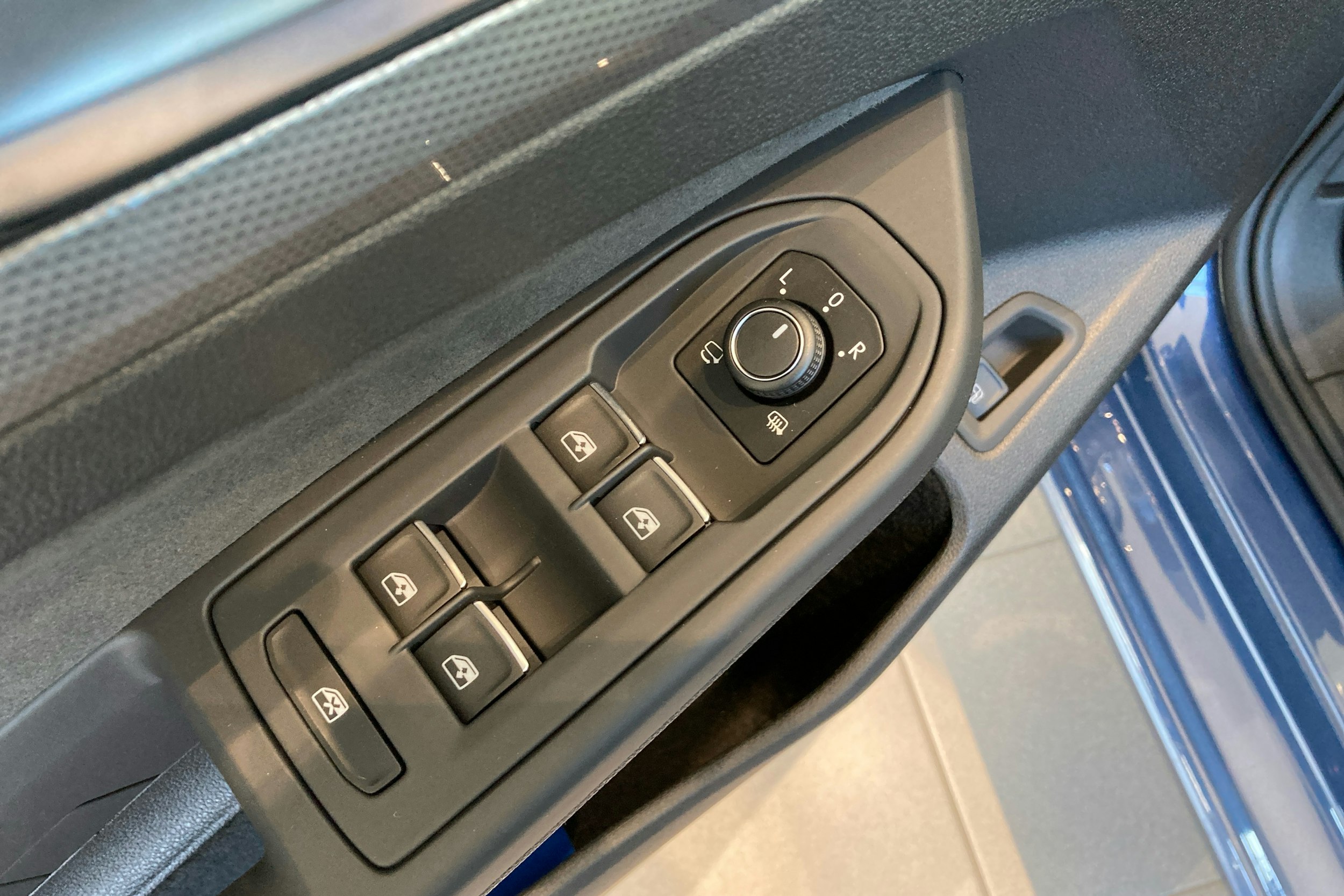 sininen Volkswagen Golf 2024 kuva 13.